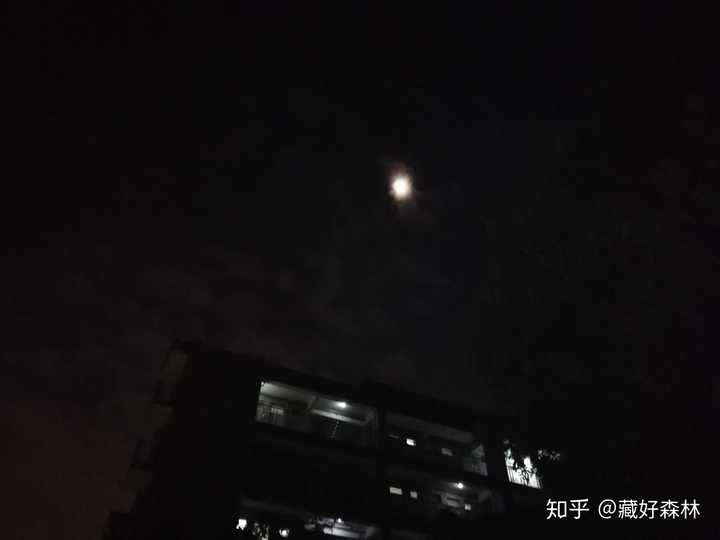 看完电影后出来看到的很圆很亮的月亮,突然那一刻有点想家