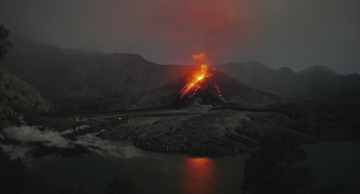 还记得之前提到的caldera中间的小火山头吗 这个小火山头依旧活跃