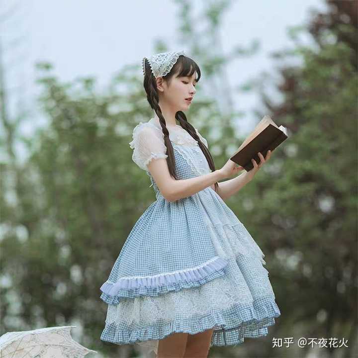 当然他们家也有几款可爱,有特色的衣服.