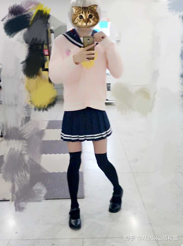 女生穿jk制服或者lolita,男生穿什么出去比较好?