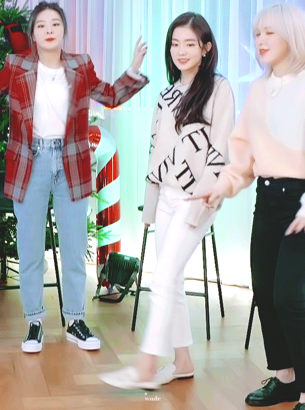 直播上超可爱的裴看一下哈 始于颜值,会开始关注,了解,她目前四代