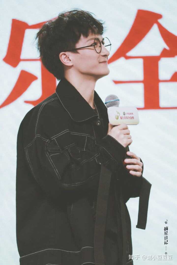 你们愿不愿意和我分享一下都存了周深什么样的照片
