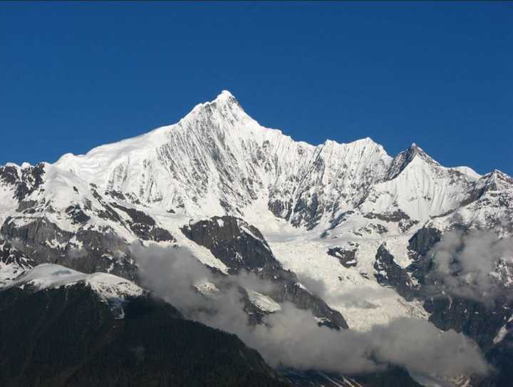 梅里雪山主峰卡瓦格博,位于三江并流地区,巍峨壮丽,神秘莫测.