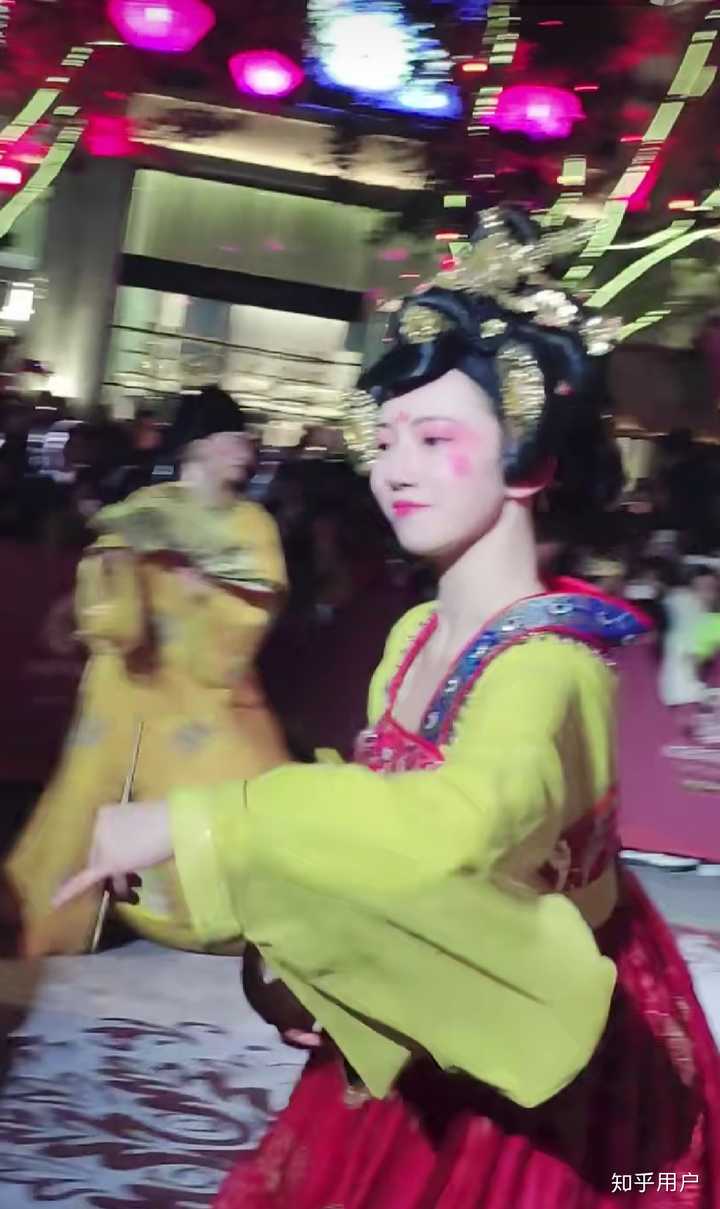 如何看待西安大唐不夜城不倒翁小姐姐?