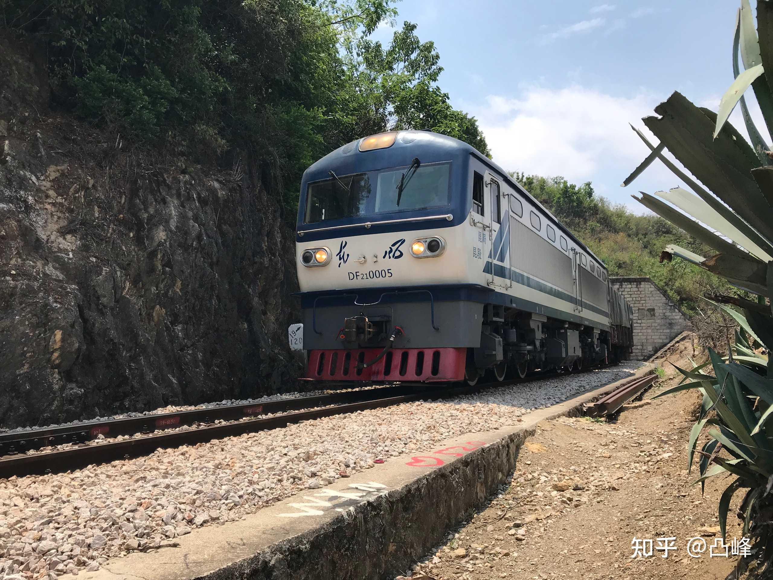 这两天云南米轨的2105号机车(df21-0005)霸占了各位火车迷的屏幕.
