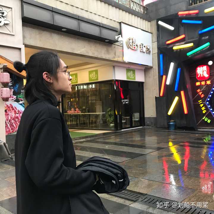 一次理发店很麻烦,再加上对高中学校严管的反抗吧,就突发奇想地养长发