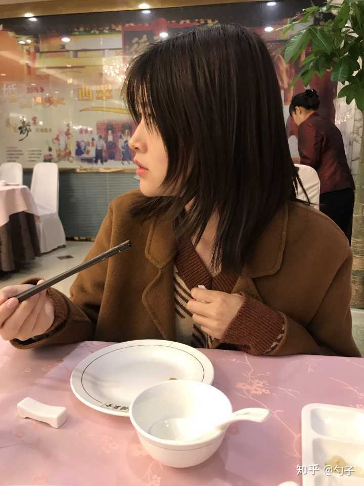 她出来素颜不洗头,吃夜宵时候的街头照片,一副性冷淡小太妹的样子