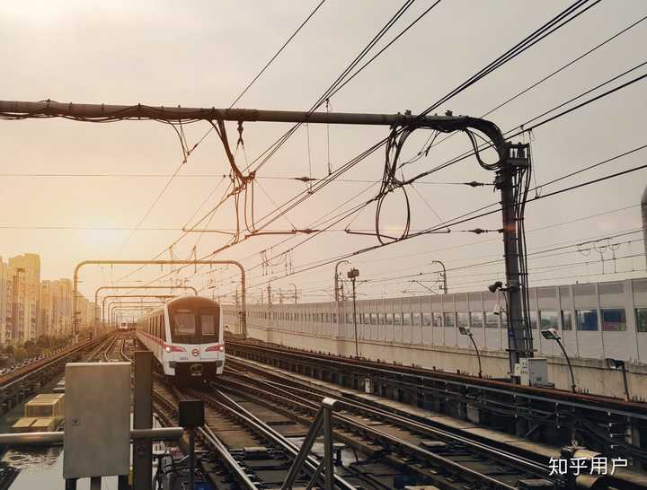 夕阳下的港城路站