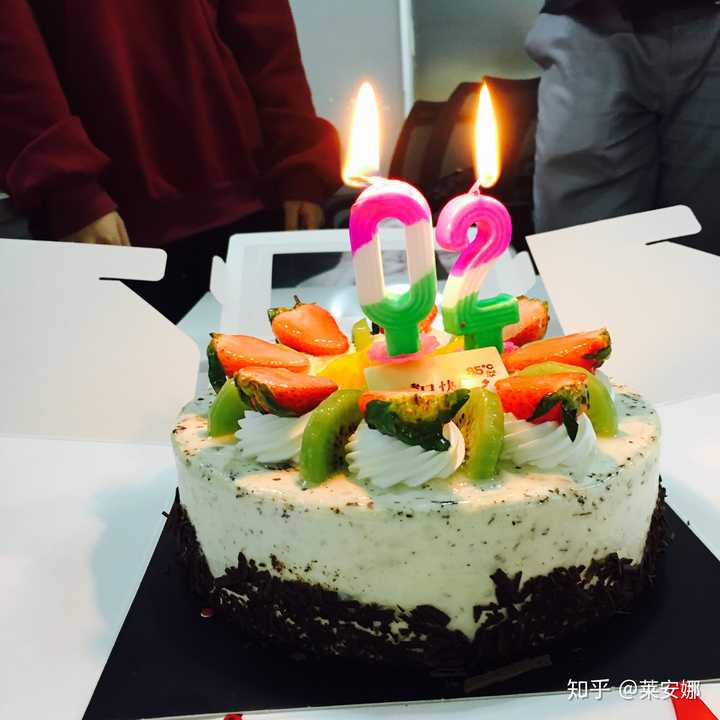 同事过生日买的蛋糕,20岁羡慕吗哈哈哈