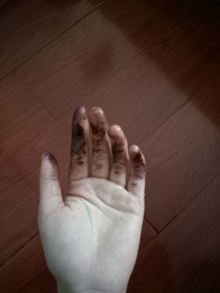 黑色染发剂弄手上洗不掉该怎么办