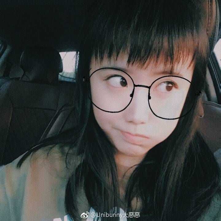 李佳隆女朋友就属于可爱的类型鸭先上几张图 小兔子就是后面那个有