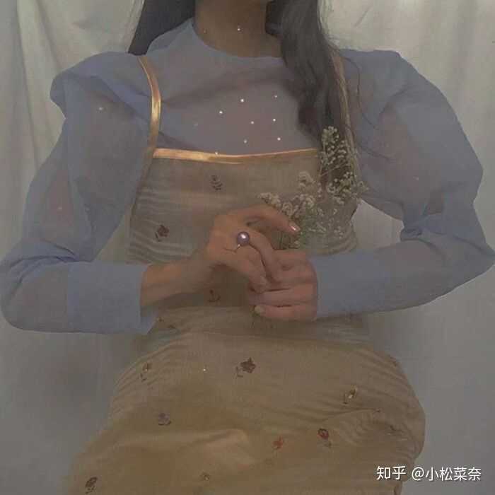 有没有不露脸不露腿的女生头像?