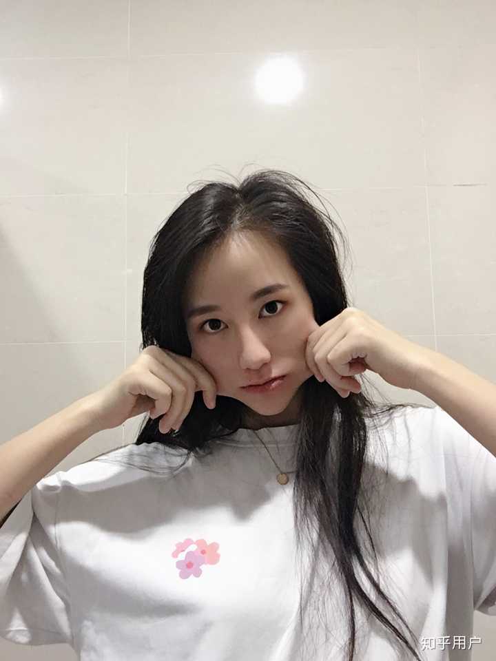怎么看待发相机自拍原图的女生?
