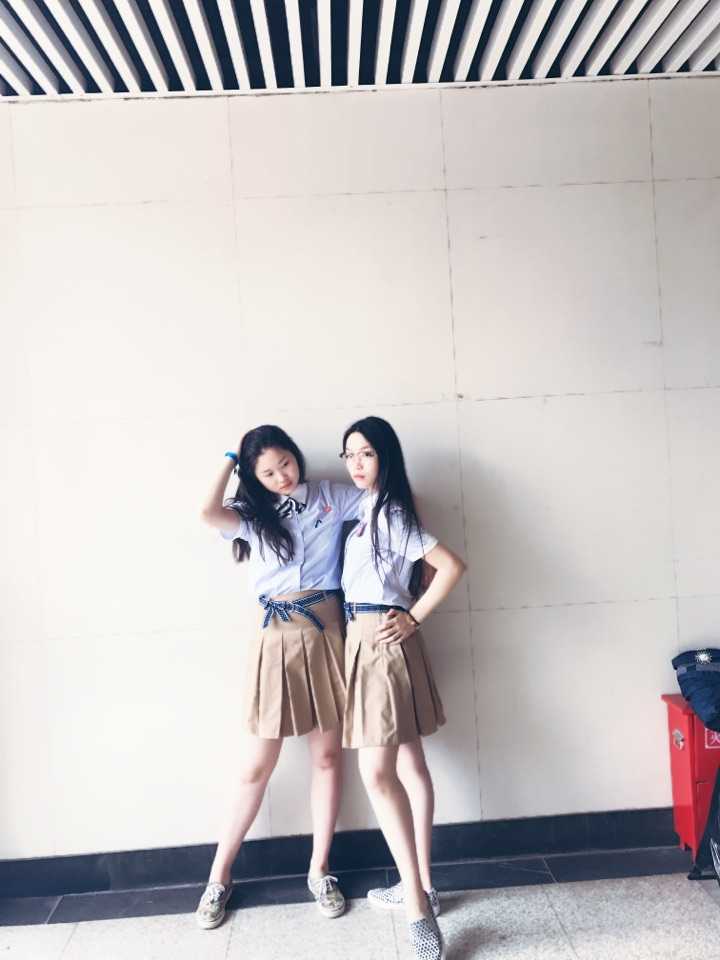 我们河南省实验的校服真的很好看女生夏天的校服是浅蓝色上衣下面