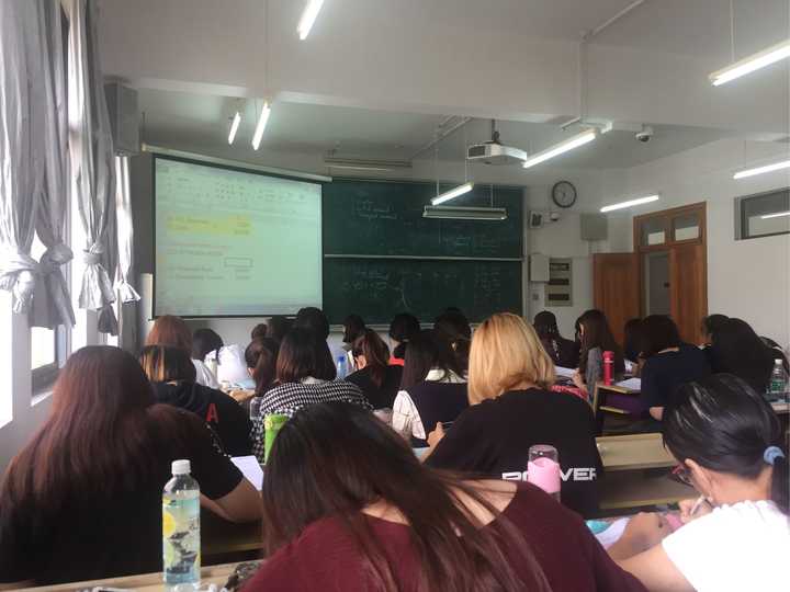 这是平时上课的场景,黑压压的全是女生.