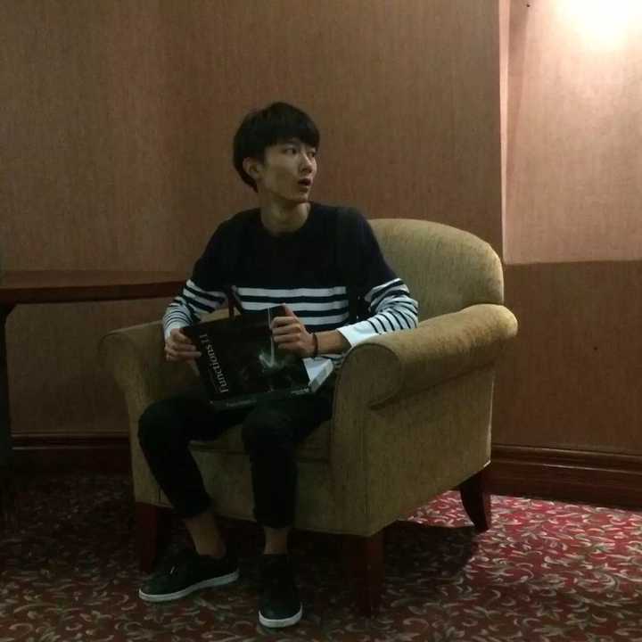 男朋友176cm 100斤 求解这么瘦的男孩子该怎么穿啊?