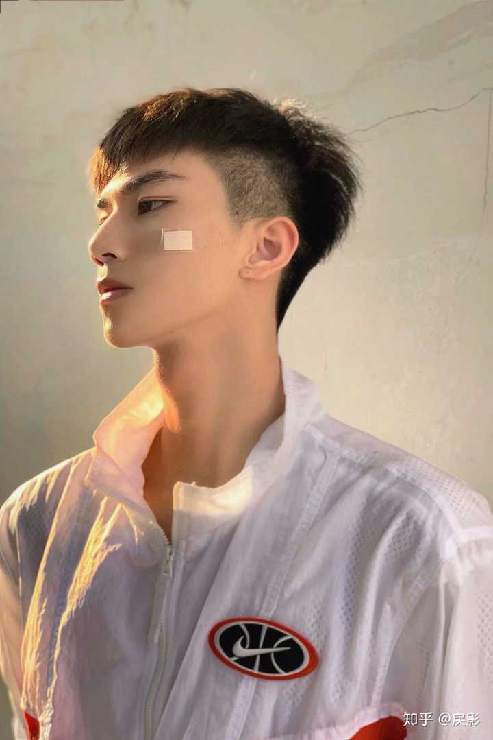 为什么有的男生长的奇丑无比还认为自己非常帅?没有歧视只是想不明白!