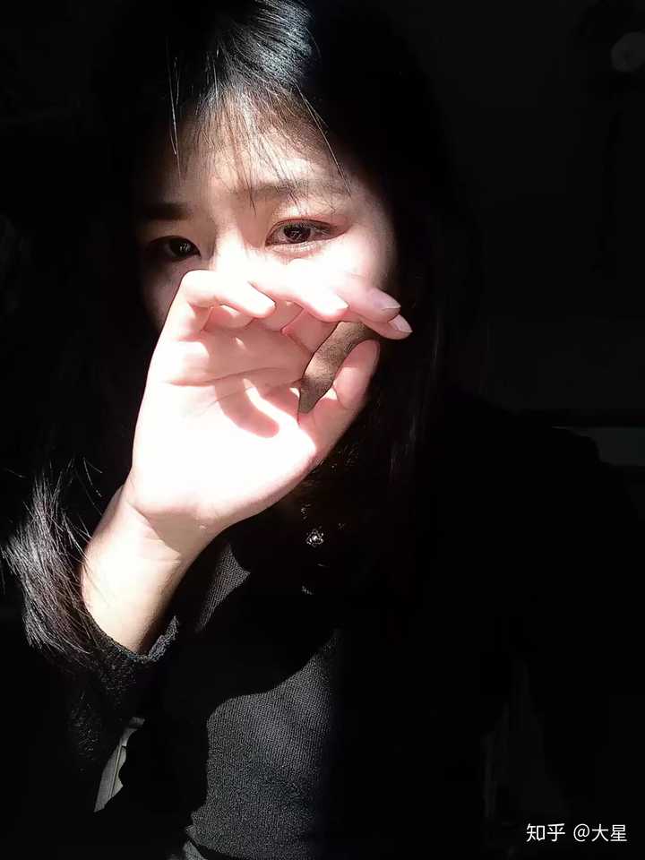 一束阳光打在脸上,点击屏幕聚焦在阳光照射的部分,没有光线的部分自动