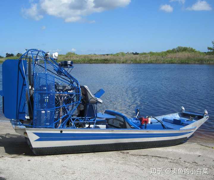 如上图所示, airboat 的船底是平的,主要靠后面这个大风扇在提供动力