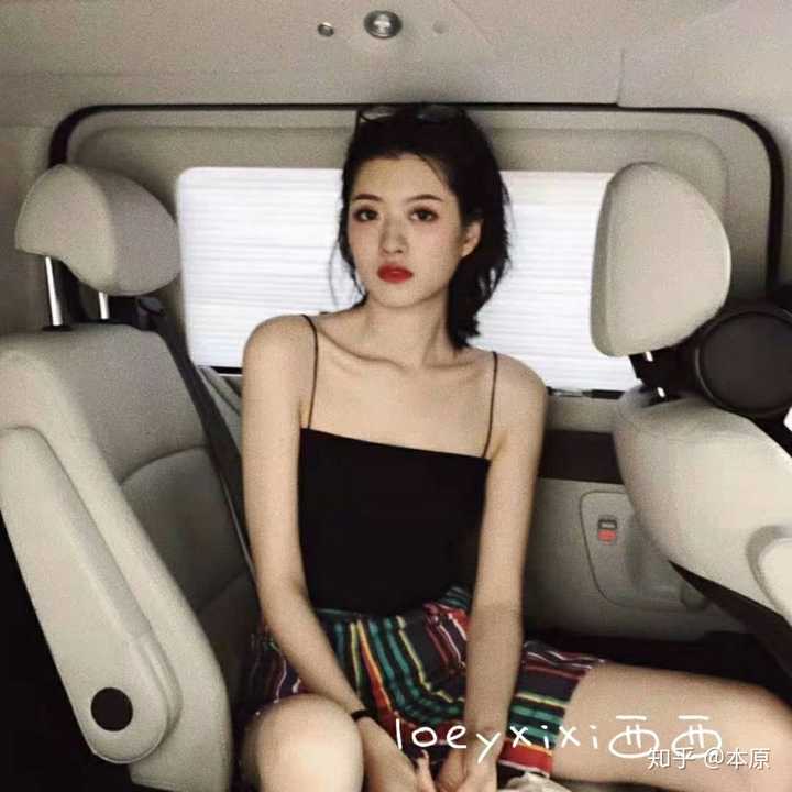 我好想问一下那些穿吊带的小姐姐都穿什么内衣?