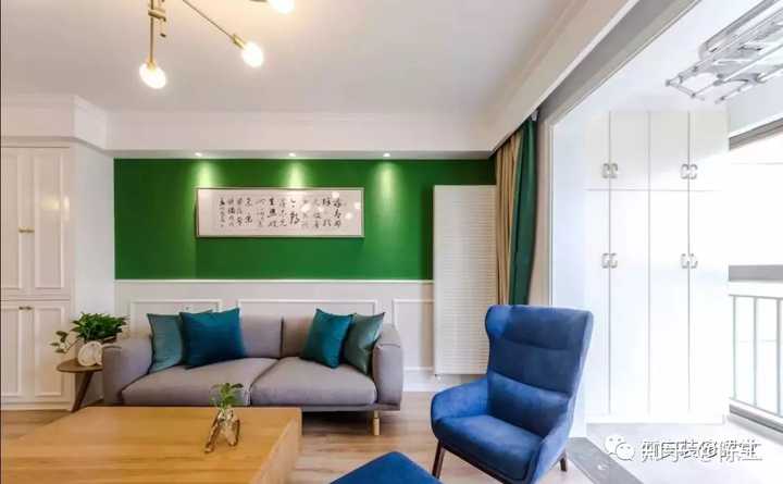 客厅沙发背景局部墨绿色与白色的强烈对比,视觉层次感极强,同时又能