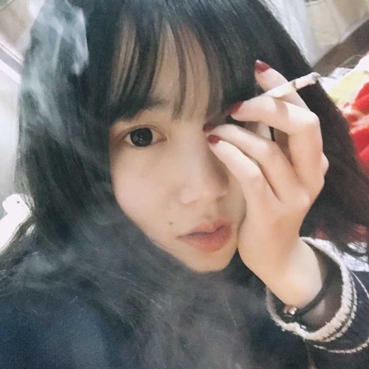 想知道你们是怎么看待女生纹身抽烟的?
