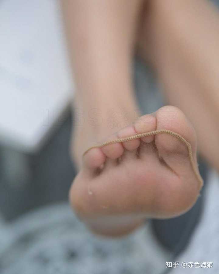 为什么很多女性喜欢坐下来的时候脱掉高跟鞋然后不停的摸自己的丝袜脚