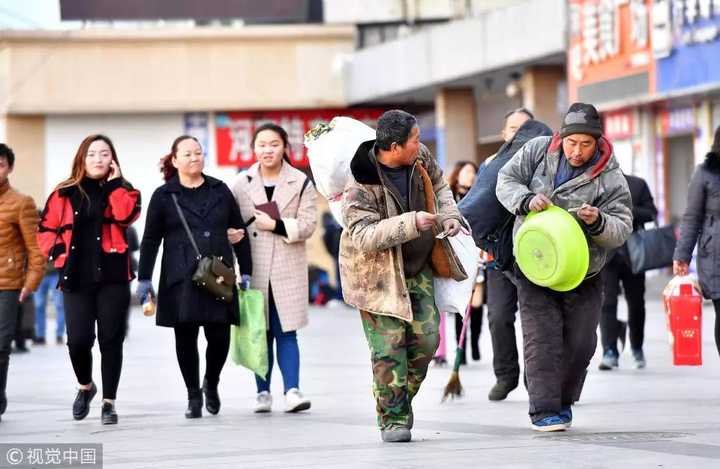 2018年2月11日,郑州火车站,外出务工的农民工春节返乡 / 视觉中国