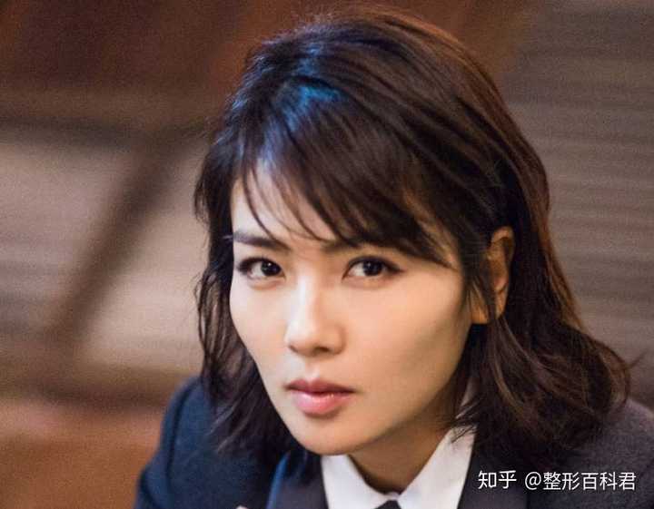 心形脸等,下面看看,这些女明星的颧骨,下颌角 明星中:刘涛的高颧骨
