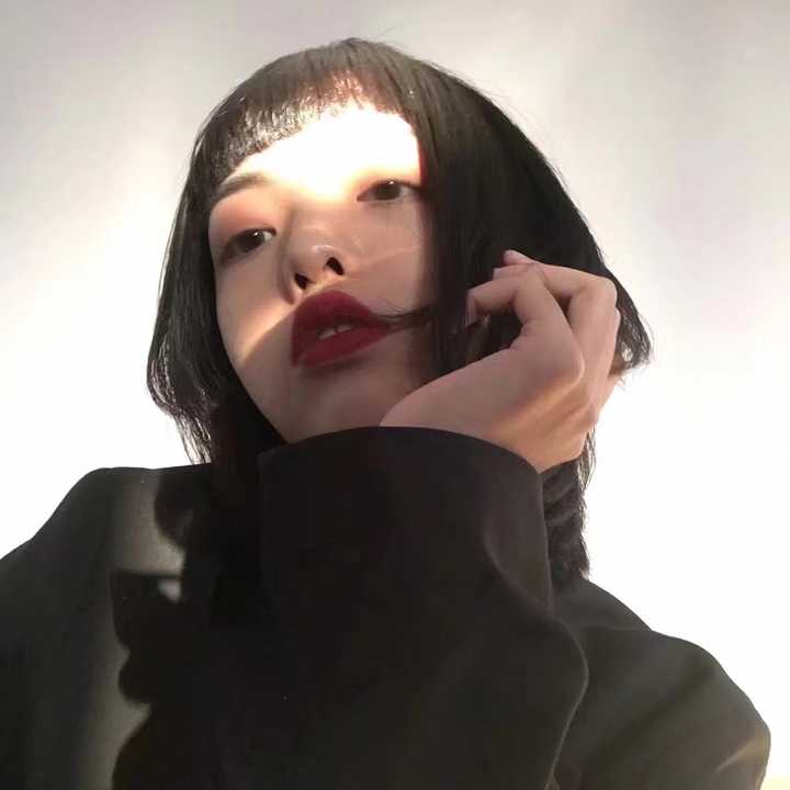 有没有那种性冷淡风又有点a的壁纸或者女生头像?