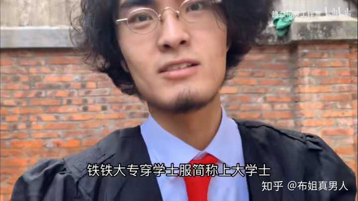 如何评价抽象带篮子这个人