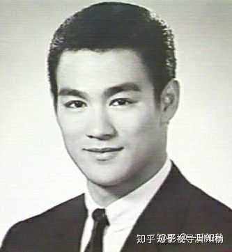 穿西装的李小龙
