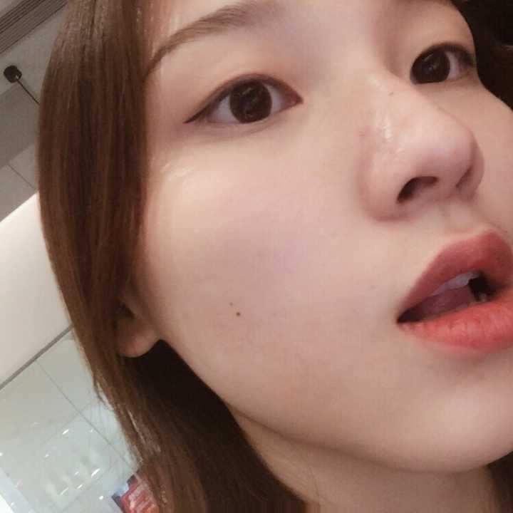 谢邀 我就是一个单眼皮妹子 内双 眼型像是丹凤眼