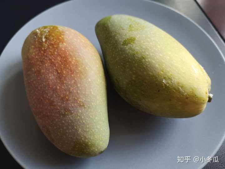 芒果个头不小,外皮青红.