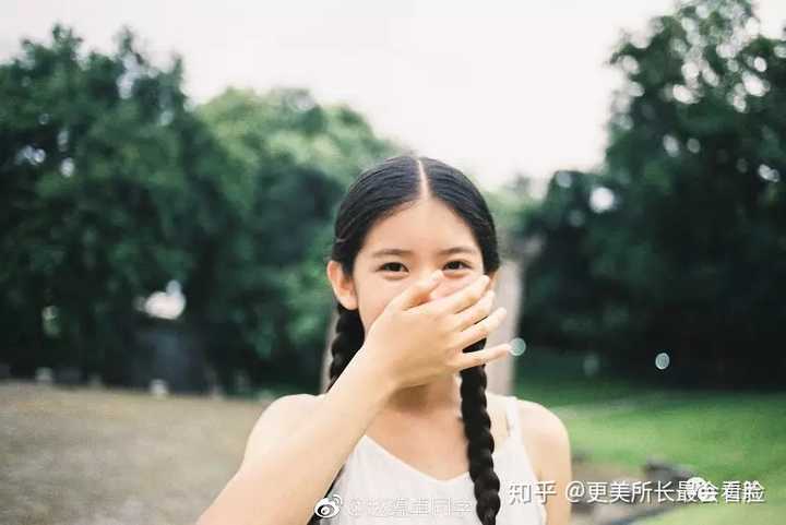 有姣好的外貌和天生的大长腿就足够让人羡慕了,还非常懂事敬业,这样的