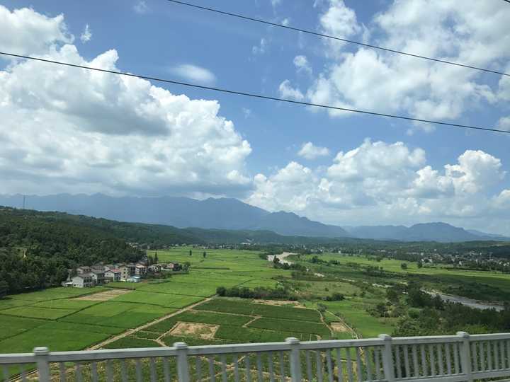 成都到西安的高铁路线沿途风景美吗?