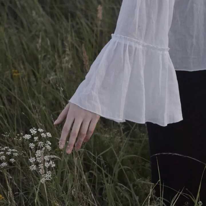 有没有那种性冷淡风又有点a的壁纸或者女生头像?