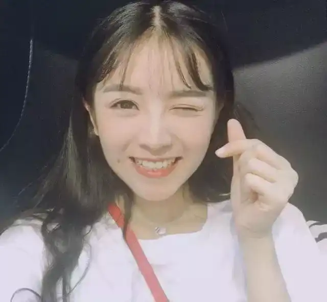 下面我们一起来看看现在小仙女最流行的自拍姿势吧!