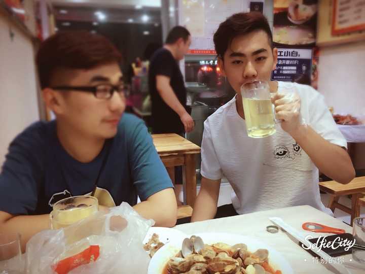 和朋友一起吃饭,旁边丑到虚化的二弟.