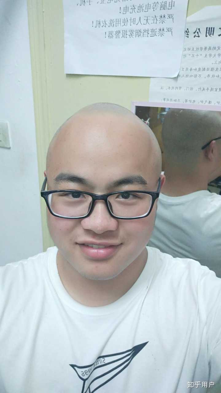 外面走的时候还是有一些放不开,所以光头后出宿舍都会带上帽子,反而