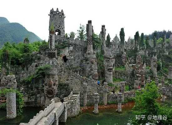 赫章县的可乐民族乡,还有当时为了加强君主权威建造的特色夜郎国雕像