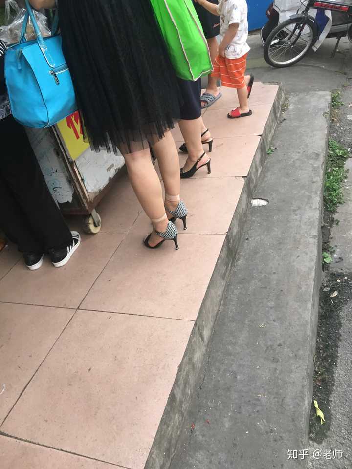 为什么现在的女生夏天穿凉鞋不搭配丝袜而是光着脚