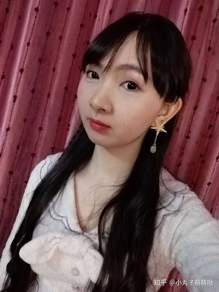 我的鼻子大而且鼻头很肉很钝,正面看着没有鼻梁,很多人说我长得还行