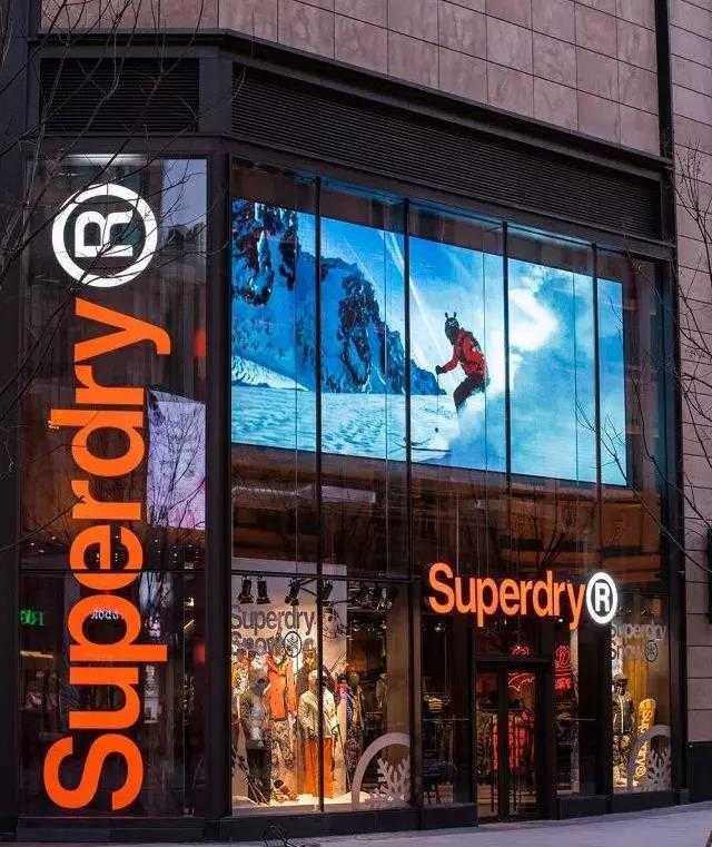 赫基集团引入的英国都市时尚品牌superdry在中国火爆的原因是?