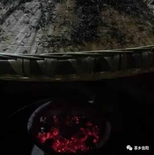 复烘后的干茶色泽翠绿,白毫显露时,再对茶叶重复第三次烘焙