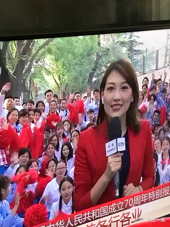 看到好多次央视记者采访的时候或者报道的时候会戴 airpods ,这是为啥