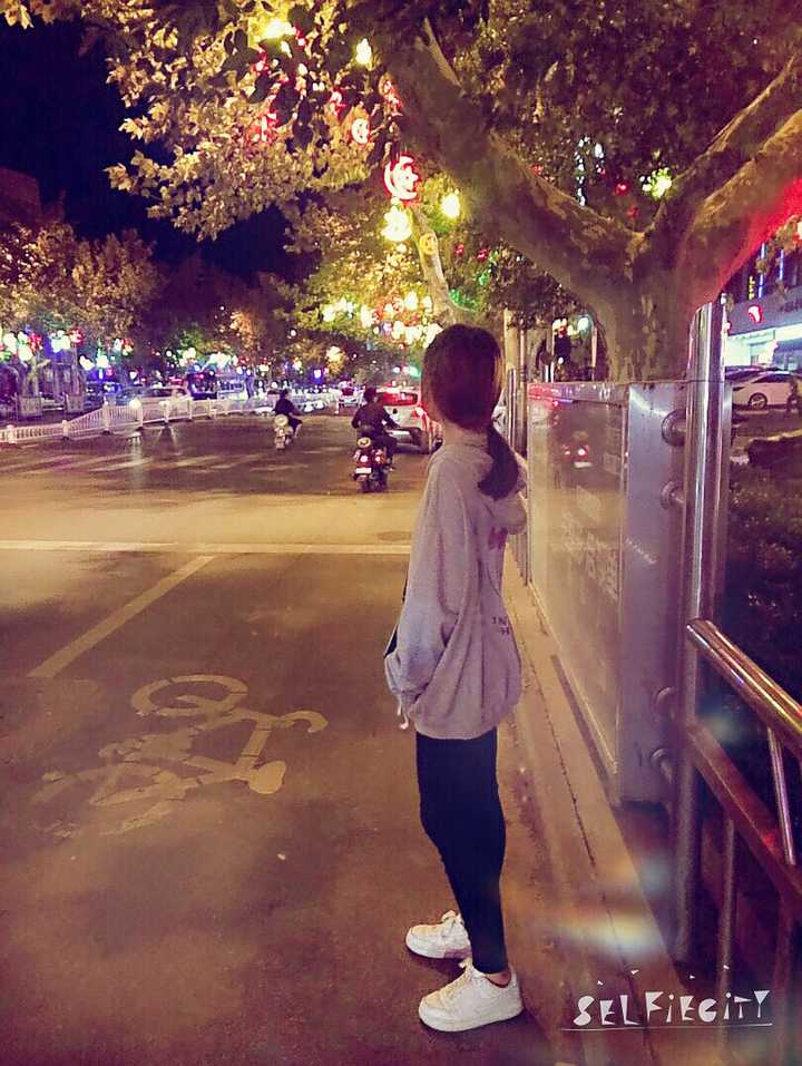 短发女生在留长发期间最难留的过程中应该留个怎样的发型才不至于那么