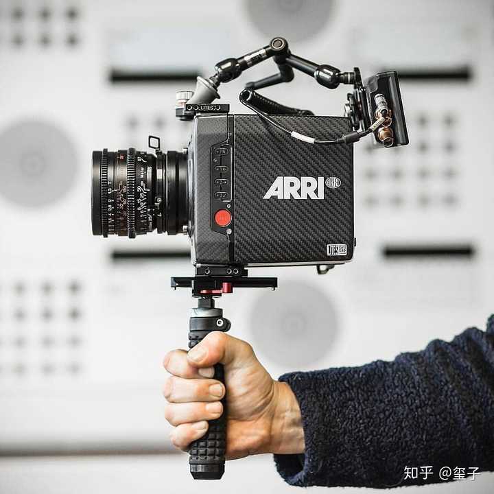 5, arri mini mini算是比较高级的拍摄设备,至少需要2~3个人员来共同