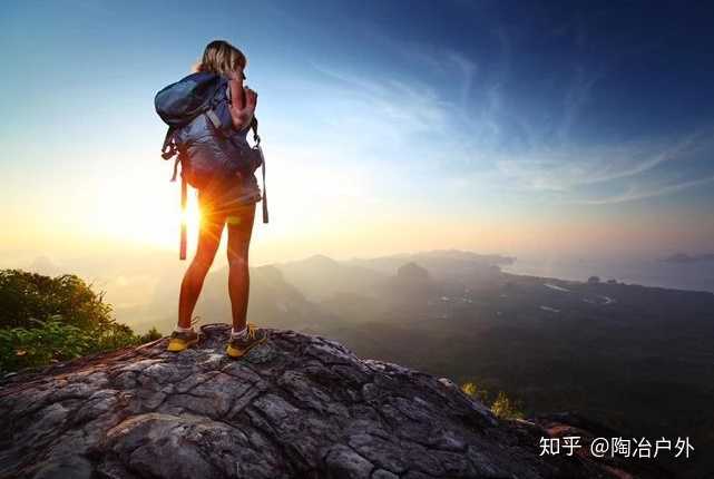 马洛里1922年站在珠峰脚下回答一个记者关于为什么登山的问题,他指着