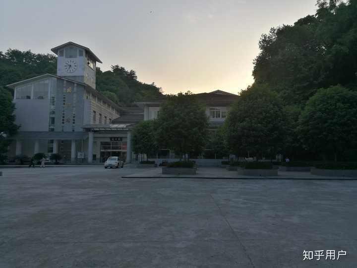 四川农业大学的都江堰校区外部环境如何?